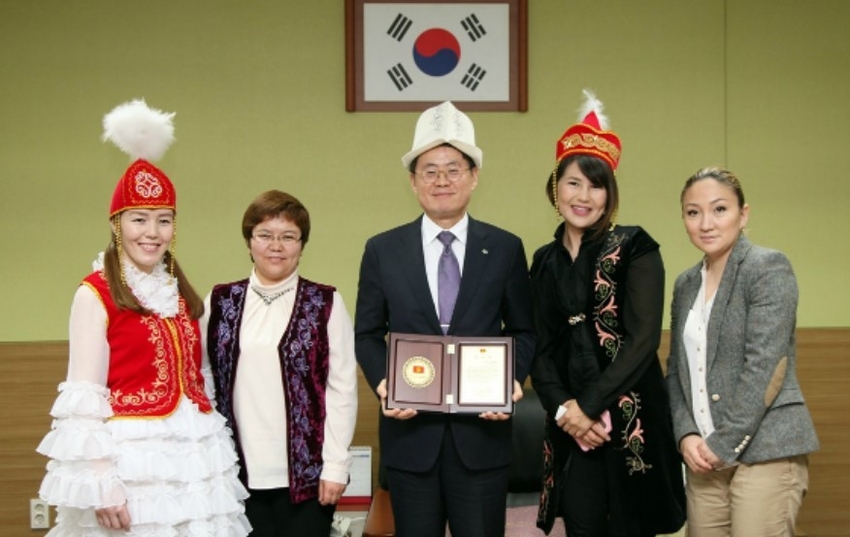 지난 2014년 키르기스스탄 다문화결혼이주여성들이 김재수 당시 at 사장에게 키르기스스탄 '동포위문공연'의 장소를 제공해 준 데 대해 감사패를 전달하는 모습.