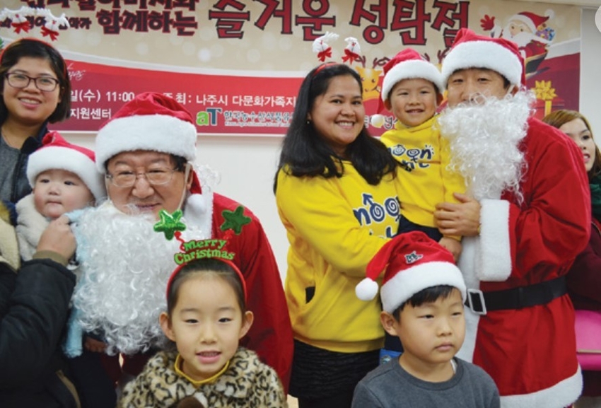 김 전 장관은 aT 사장 재직 시절 다문화가정 어린이들을 위한 '산타클로스와 함께하는 즐거운 성탄' 행사를 지원했다. 사진은 지난 2014년 12월 24일 나주시 다문화가족지원센터에서 열린 성탄행사. (왼쪽 산타가 심정근 당시 aT 홍보실장, 오른쪽 산타는 하상진 나주시 다문화가족지원센터장)