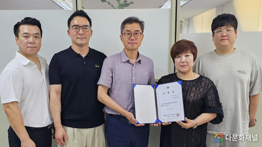 (왼쪽부터) 황대웅 캣도그쇼 대외협력 이사 겸 바운스코드 대외협력 이사 , 조재형 한국반려동물위원회 부위원장, 이충재 사회연대연맹 위원장, 김미숙 한국반려동물위원회 위원장 , 박영주 줌인랩스 대표