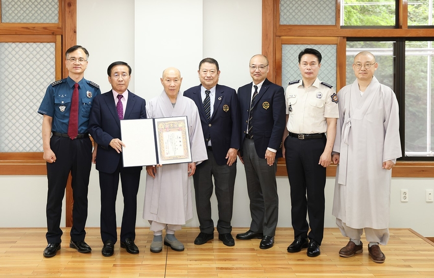 일본 스카우트 연맹이 19일 충북 단양군에 지난 8월 세계스카우트잼버리에서 일본 대원 을 지원해 준 것에 대해 감사패를 전달했다.