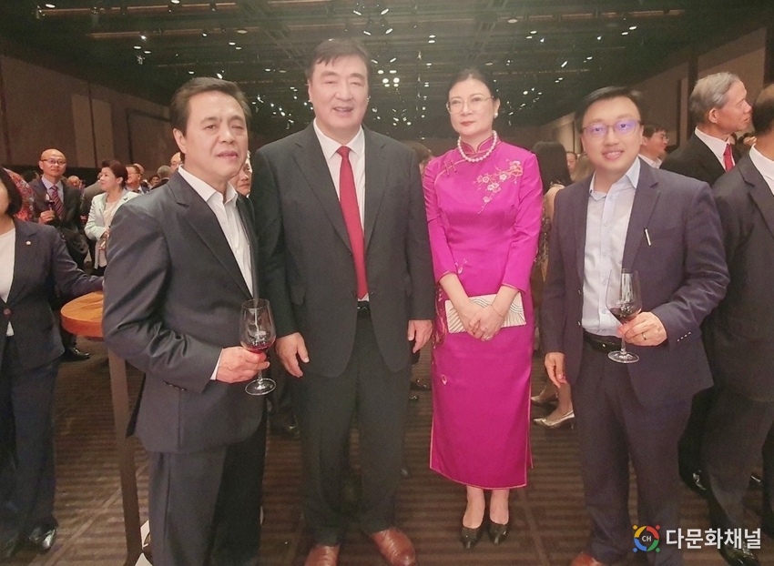 (왼쪽부터) 김형래 정무(精武)협회 한국총회장, 싱하이밍 주한중국대사, 싱 대사 부인 탄위쮠, 이화춘 재한동포리더연맹 대표