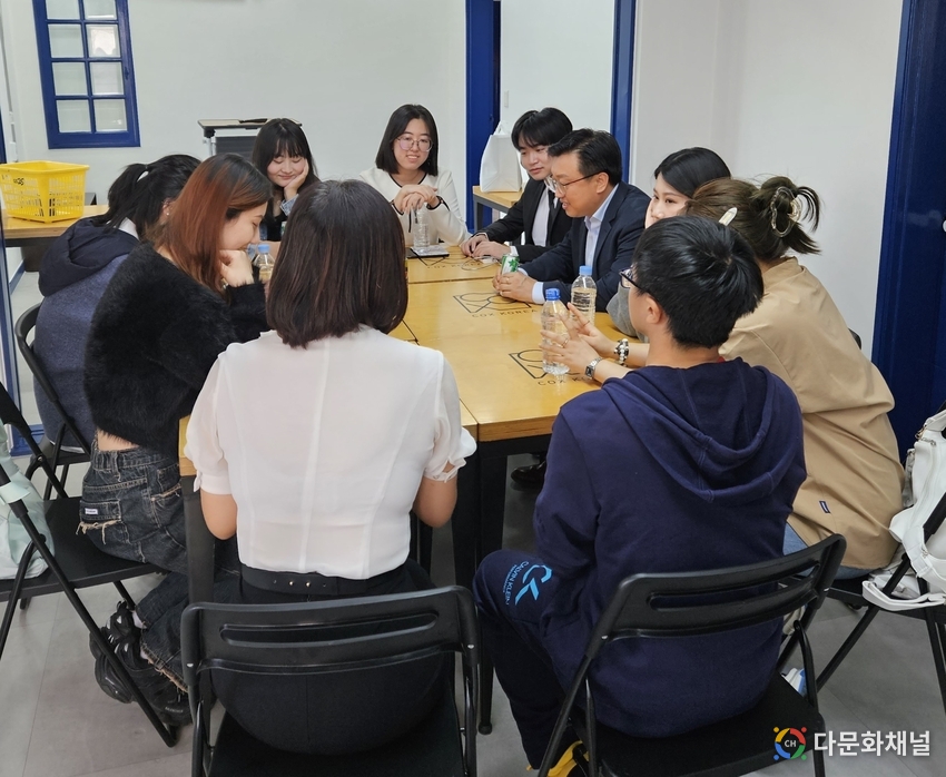 이화춘 지회장과 중국유학생들이 이야기를 나누고 있다. 이 지회장은 자신이 유학생활 중 겪은 다양한 에피소드를 소개했고, 학생들은 큰 공감을 표했다.