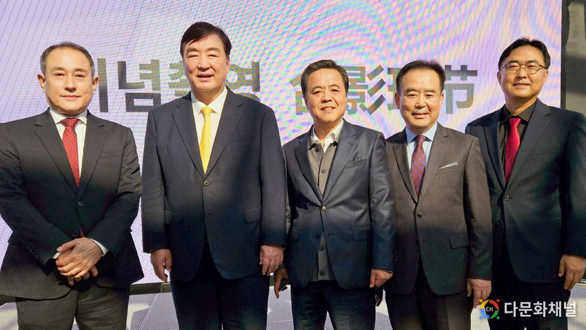 왼쪽부터 김철민 정무협회 사무총장, 싱하이밍 주한중국대사, 김형래 정무협회 회장, 고승택 정무협회 감사, 우수근 한중우호연합총회 총회장