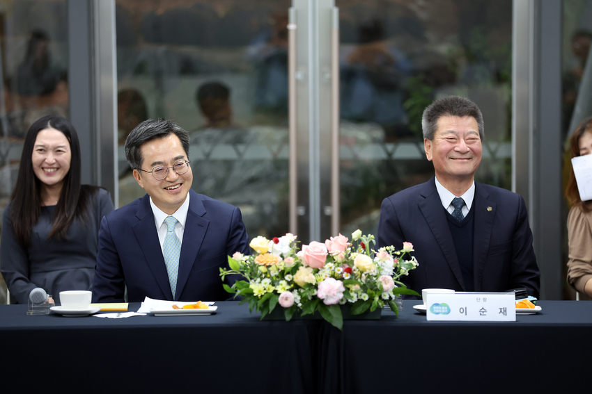 왼쪽부터 김동연 경기도지사, 이순재 재일민단 가나가와현 지방본부 단장 (사진/경기도)