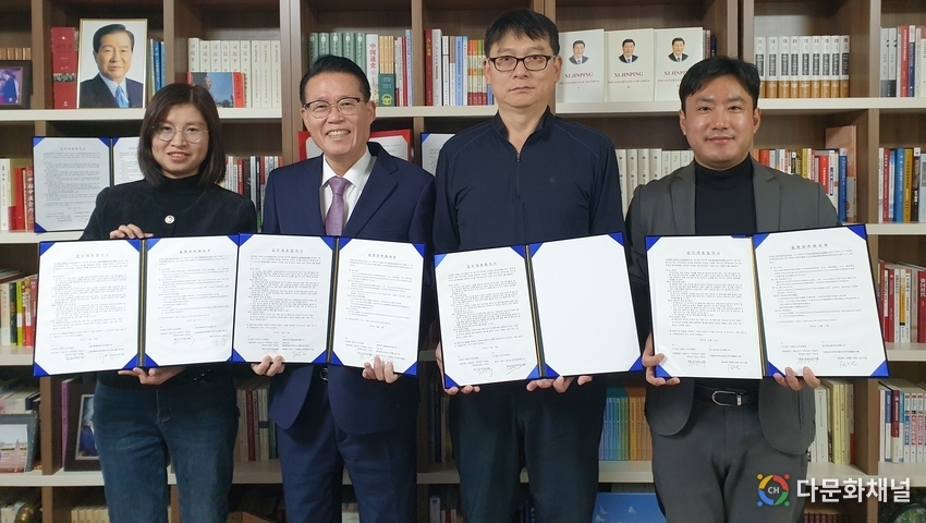 한중 공공교류관광 업무협약 체결 후 (왼쪽부터) 자오리리 중국 온주중산국려여유유한공사 대표와 권기식 한중도시우호협회장, 조우칭 상해망고국제여행사유한공사 부사장, 한만형 포시즌여행사 대표 가 기념촬영을 하고 있다.