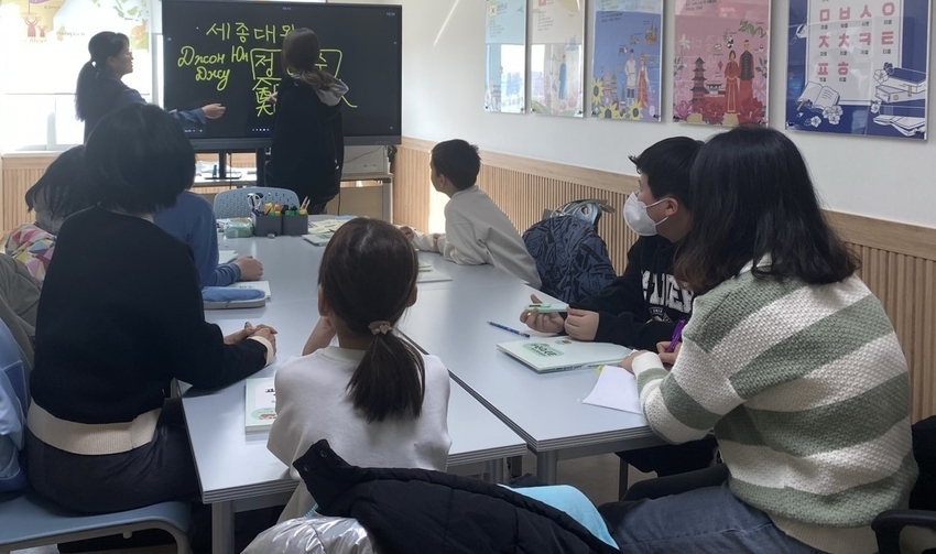 2024년 신규 이주 학생들이 한국생활 문화 교육을 받고 있다. (사진/광주광역시교육청)