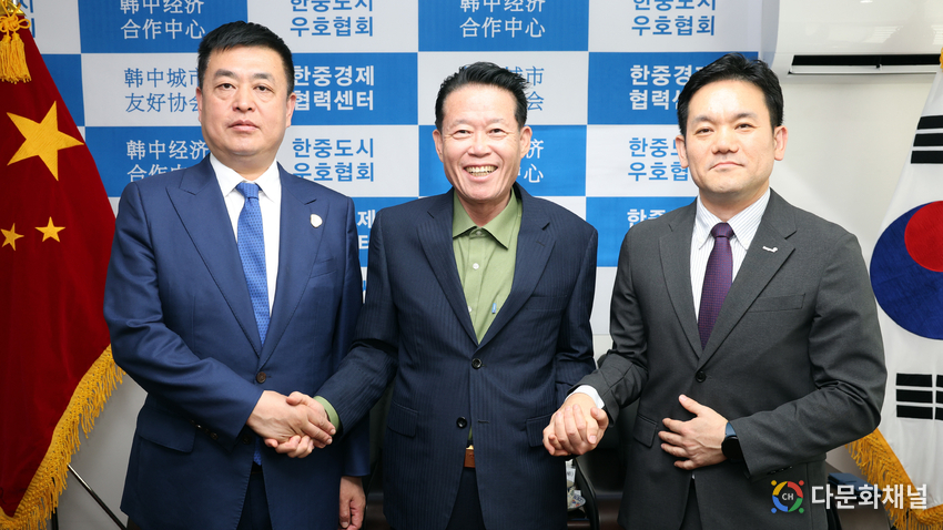 (왼쪽부터) 추이주오 칭다오시 총상회장, 권기식 한중도시우호협회장, 정해철 동원F&B 상무이사