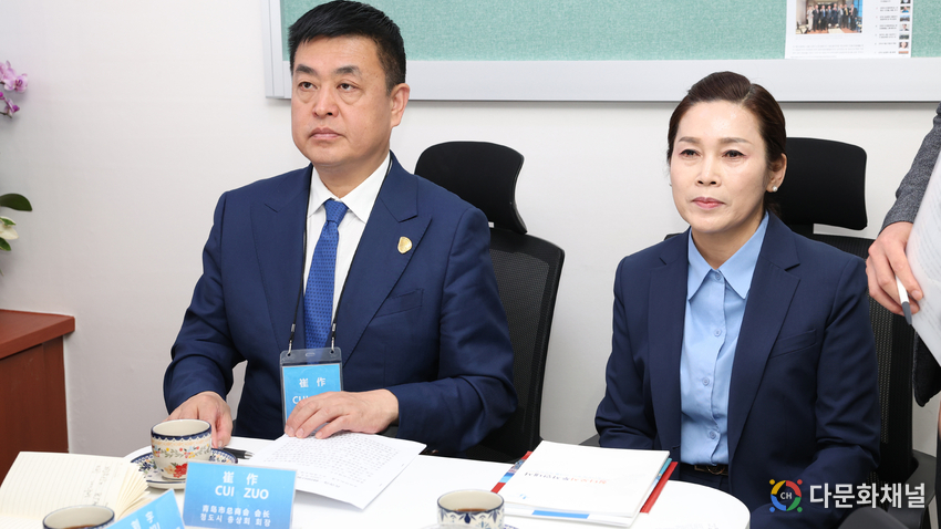 (왼쪽부터) 추이주오 칭다오시 총상회장과 권완근 한중경제협력센터 사무국장은 영상자료를 시청하고 있다.