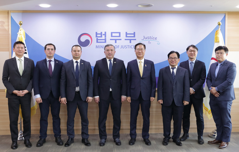 (오른쪽 네번째 부터) 박성재 법무부장관, 무사예프 베흐조드 우즈베키스탄 고용빈곤감소부장관 (사진/외교부)
