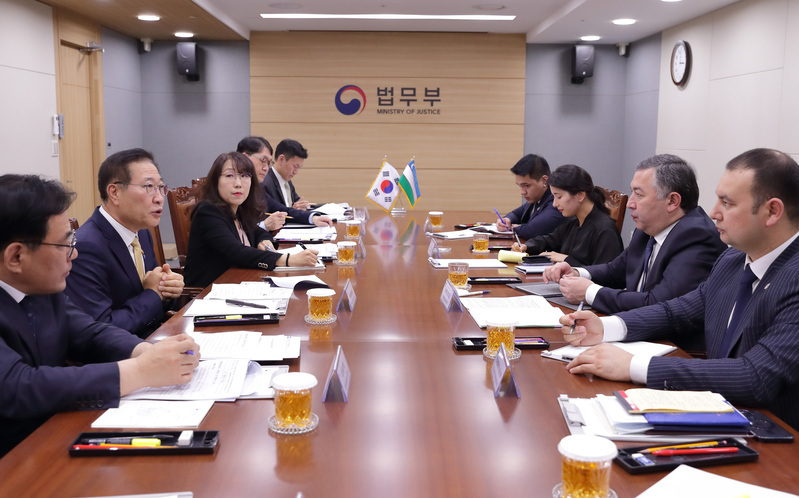 법무부와 우즈베키스탄 고용빈곤감소부장관은 양국 출입국·노동 분야의 상호 협력 및 우즈베키스탄 거주 교민들의 체류 편의 증진 방안 등에 대해 논의했다.(사진/법무부)
