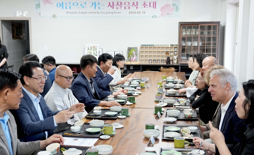 김영록 전남지사는 지난 19일 장성 백양사에서 사찰음식과 문화자원을 세계에 알리기 위해 열린 정관스님과 함께하는 ‘미국 유명 쉐프 에릭 리퍼트’ 초청 공양행사에서 전남산 음식재료에 대해 이야기를 나누고 있다.