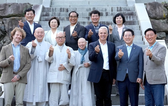 (오른쪽 부터) 김한종 장성군수, 김영록 전라남도지사, 에릭 리퍼트 미국 셰프, 정관스님, 백양사 주지 무공 스님, 한국불교문화사업단장 만당 스님, 조슈아 데이비드 스타인 작가 (사진/전라남도)