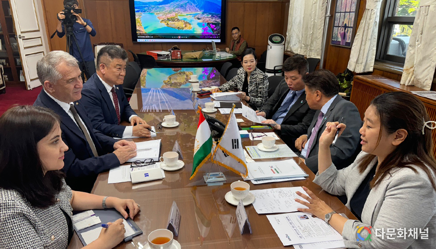 김영환 충북도지사, 키롬 살로히딘 주한 타지키스탄 대사는 충북도와 타지키스탄 간 유학생 유치, K-뷰티, 관광 분야 등 교류 협력 방안을 논의했다. (사진/타지키스탄 대사관, Photo/Tajikistan Embassy) 
