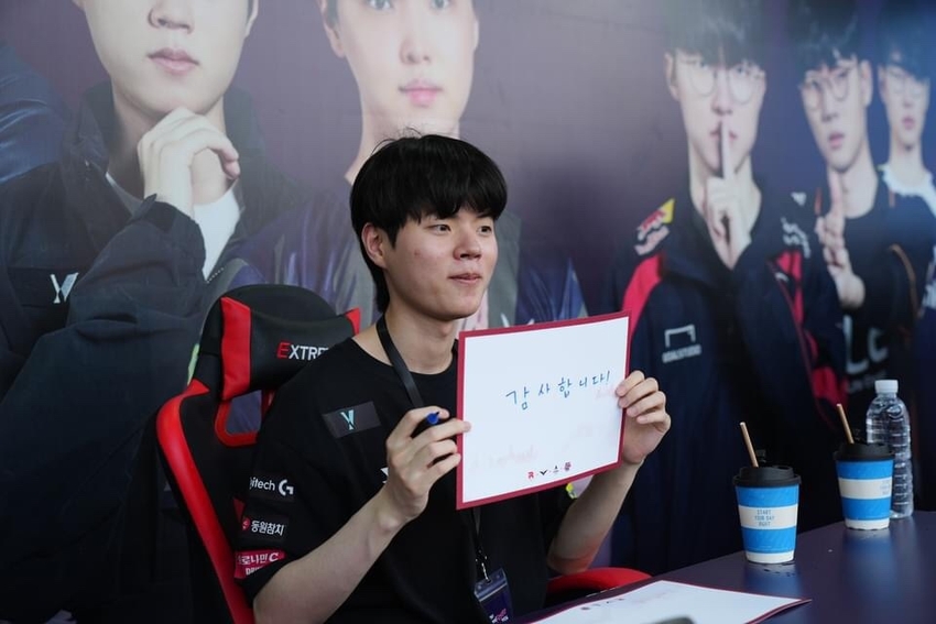 하노이 케이-관광 로드쇼 LCK 부스의 데프트 선수.(사진/문화체육관광부)