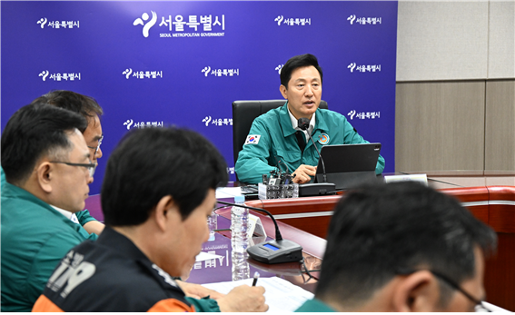 오세훈 서울시장이 10일 월요일 16시 시청 본관 지하 3층 충무기밀실에서 '서울시 통합방위회의'에 참석해 군,경,소방 등 유관기관 관계자들과 北 오물풍선 대응방안에 대해 논의하고 있다. (사진/서울시)