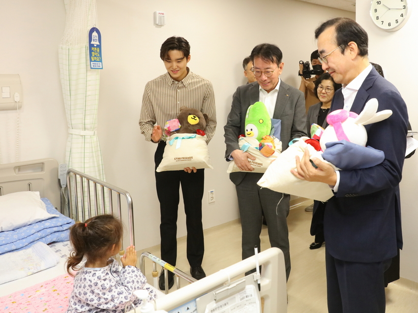 22일 부천세종병원에서 (왼쪽) <strong>김우민</strong> KB금융그룹 후원 수영선수, (왼쪽에서 두번째) <strong>이재근</strong> KB국민은행장, (왼쪽에서 세번째) <strong>이세훈</strong> 금융감독원 수석부원장이 아이들에게 인형과 전통과자 등을 함께 선물하고 있다.