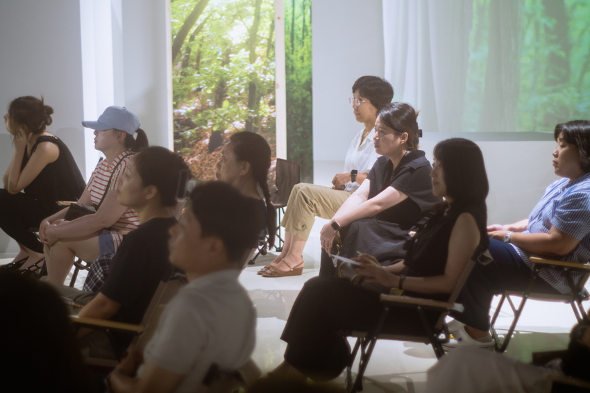 강수진 국립발레단장의 강연을 듣고있는 청중.