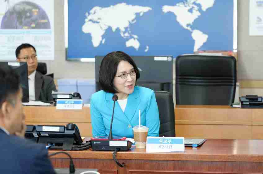 해수부·외교부가 굳게 손잡고 우리 선원과 선박의 안전 항해를 관리한다. 강인선 외교부 제2차관이 발언하고 있다.